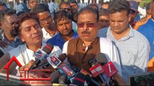 राशन दुकान नौकरी लगाने के नाम पर 2.50 लाख की ठगी, कांग्रेस नेता हफ़ीज़ खान गिरफ्तार  गरियाबंद। पोस्ट मैट्रिक आदिवासी बालक छात्रावास में चपरासी की नौकरी लगाने के नाम पर 2 लाख 50 हजार रुपये की ठगी का मामला सामने आया है। पीड़ित महावीर यादव पिता बहुर राम, निवासी सांकरा (थाना पाण्डुका) ने कोतवाली थाना गरियाबंद में लिखित शिकायत प्रस्तुत की, जिसके आधार पर पुलिस ने आरोपी हफ़ीज़ खान निवासी मालगांव के विरुद्ध धारा 318(4) बीएनएस के तहत अपराध पंजीबद्ध कर गिरफ्तार किया है।  शिकायत के अनुसार, आरोपी हफ़ीज़ खान ने चपरासी के पद पर नियुक्ति दिलाने का झांसा देकर 2,50,000 रुपये की मांग की थी। दिनांक 28 सितंबर 2024 को पीड़ित के पिता बहुर राम एवं हेमंत ध्रुव, निवासी कुम्हरमरा, आरोपी के घर मालगांव जाकर राशि सौंपे थे। इसके बाद आरोपी ने कथित रूप से अधिकारियों से मिलीभगत कर पीड़ित को लगभग तीन म… नौकरी लगाने के नाम पर तीन लोगों से 7.70 लाख की ठगी, कांग्रेस नेता हफ़ीज़ खान गिरफ्तार  गरियाबंद। नौकरी लगवाने के नाम पर लगातार बढ़ते धोखाधड़ी के मामलों पर कड़ा रुख अपनाते हुये गरियाबंद पुलिस ने बड़ी कार्रवाई की है। थाना सिटी कोतवाली गरियाबंद पुलिस ने 7 लाख 70 हजार रुपये की ठगी के आरोपी हफ़ीज़ खान (पूर्व उप सरपंच, मालगांव) को गिरफ्तार कर न्यायालय में पेश किया है।  पुलिस के अनुसार, आरोपी ने तीन अलग-अलग लोगों से पोस्ट मैट्रिक आदिवासी छात्रावास में भृत्य (चपरासी) के पद पर नौकरी दिलाने का झांसा देकर लाखों रुपये ऐंठ लिये थे।  महावीर यादव से 2.30 लाख की ठगी  28 सितंबर 2024 को सांकरा निवासी महावीर यादव ने शिकायत दर्ज कराई कि आरोपी हफ़ीज़ खान ने नौकरी लगाने के नाम पर उससे 2,30,000 रुपये लिये। आरोपी ने महावीर को लगभग तीन महीनों तक छात्रावास में काम भी कराया, लेकिन न व… गरियाबंद। 15 मई तक नगर के प्राचीन शिव दुर्गा मंदिर को हटाने का नोटिस : मंदिर समिति ने रखी ये मांग  पढें विस्तृत समाचार🔷 https://chirghar.com/the-temple-committee-kept-this-demand-to-remove-the-ancient-shiva-durga-temple-of-the-city-till-15-may/  Follow the Chirghar channel on WhatsApp:- https://whatsapp.com/channel/0029VavX4LC9sBI4Ffehdi3J  WhatsApp group:- https://chat.whatsapp.com/BeOVGdA5DGgEaa0zkwEY7L  Facebook:- https://www.facebook.com/chirghar.2024?mibextid=ZbWKwL  Instagram:- https://www.instagram.com/chir.ghar/profilecard/?igsh=MWl3cjJrMjVpdGE1Yg==  Twitter:- https://x.com/KiritThakk17835?t=QMshCkl-hJoGiaTVyxkouQ&s=08 गरियाबंद। बीच शहर राष्ट्रीय राजमार्ग का होगा चौड़ीकरण : सड़क के दोनों ओर वृक्षों का सर्वे जारी  पढें विस्तृत समाचार🔷 https://chirghar.com/beach-city-national-highway-will-be-widening-survey-of-trees-on-both-sides-of-the-road/  Follow the Chirghar channel on WhatsApp:- https://whatsapp.com/channel/0029VavX4LC9sBI4Ffehdi3J  WhatsApp group:- https://chat.whatsapp.com/BeOVGdA5DGgEaa0zkwEY7L  Facebook:- https://www.facebook.com/chirghar.2024?mibextid=ZbWKwL  Instagram:- https://www.instagram.com/chir.ghar/profilecard/?igsh=MWl3cjJrMjVpdGE1Yg==  Twitter:- https://x.com/KiritThakk17835?t=QMshCkl-hJoGiaTVyxkouQ&s=08 तीन सूत्रीय मांगों को लेकर सरपंच संघ का धरना-प्रदर्शन : बड़ी संख्या में सरपंचों ने किया कलेक्ट्रेट घेराव,