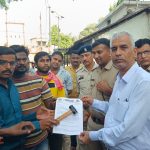 अतिक्रमण को लेकर अनोखा विरोध प्रदर्शन : एसडीएम को भेंट किया गया हथौड़ा