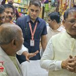 शिष्टाचार भेंट मुलाकात के बीच बाजार पहुंचे मुख्यमंत्री  : प्रतिष्ठित नागरिकों से की चर्चा