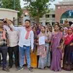 आवास योजना सर्वे सूचि में नाम नही : ग्रामीणों ने किया विरोध प्रदर्शन, जांच की मांग