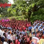स्कूल भवन की मांग : धरना प्रदर्शन का पांचवा दिन,स्कूली यूनिफार्म में पहुंचे छात्र, किन्तु ध्वजारोहण किया स्कूल के बाहर